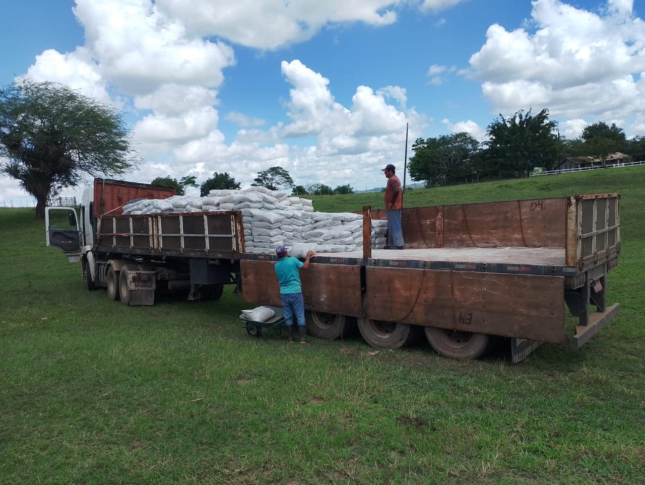Descarga de fertilizante em propriedade rural atendida pela FertBrasil